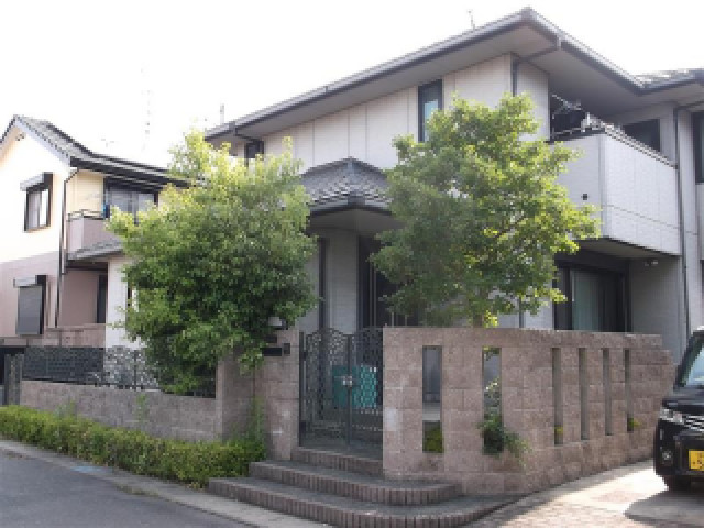 住宅とと茂った庭木
