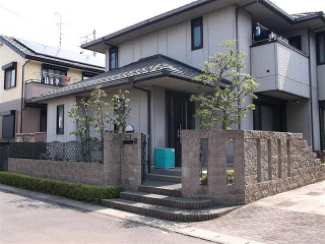 住宅と剪定された庭木