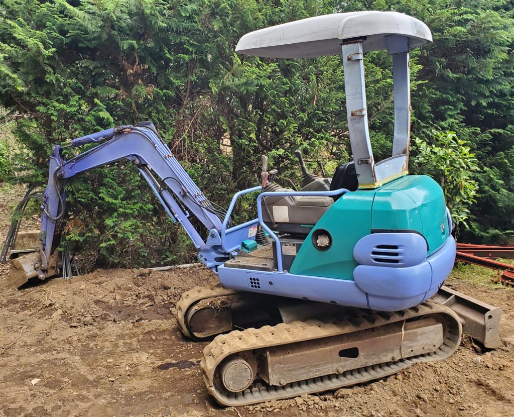 複数の木々とショベルカー