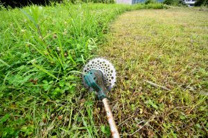 草刈り機の正しい使い方や上手に刈るコツ、注意点を初心者向けに解説